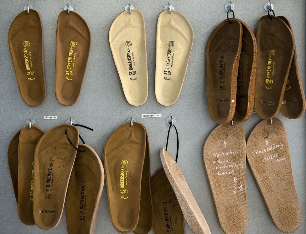 品牌創立於1774年，由Langen-Bergheim製鞋匠Johann Adam Birkenstock起家；1902年，Konrad Birkenstock所研發的首款流線