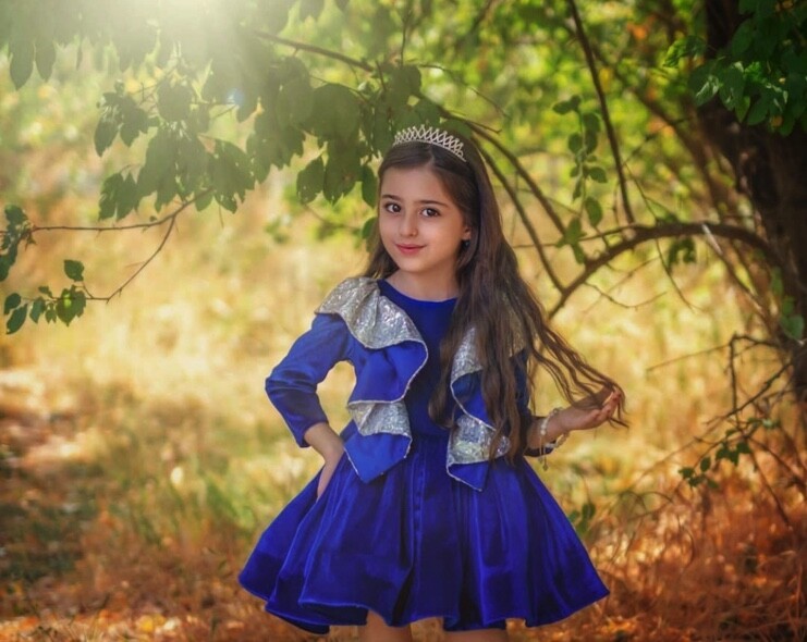 Mahdis Mohammadi自小已經很喜歡公主打扮，寶藍色傘裙有著銀包錦緞荷葉邊作點綴