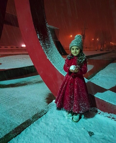 在冰天雪地中，Mahdis Mohammadi的小公主打扮不失氣場，穿上保暖的傘形裙襬絨褸，肩