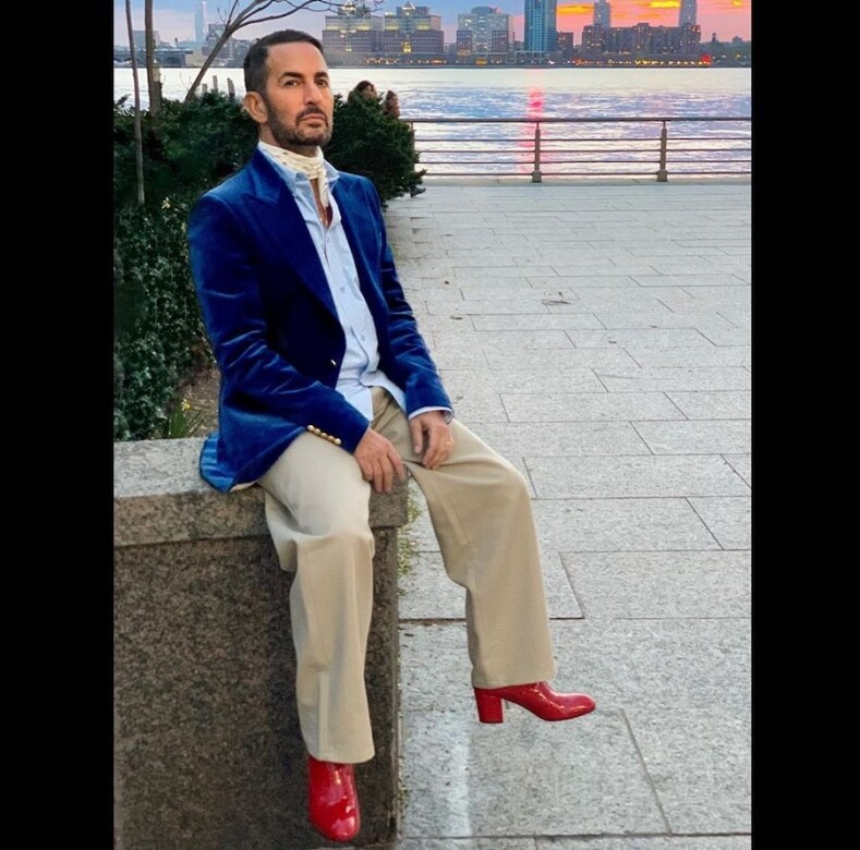 同月，Marc Jacobs穿起Gucci的紅色靴子，當時左手已戴上結婚介指。自此，Marc的穿衣風