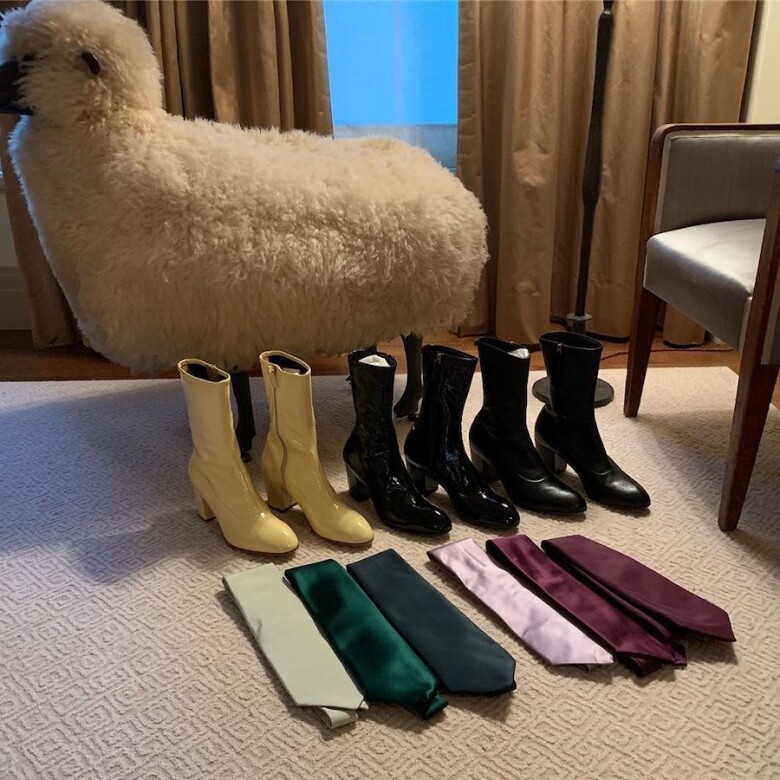 在去年4月，Marc Jacobs在他的Instagram上分享了朋友送給他的一堆高跟靴子，這些靴