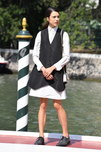 出席威尼斯影展不時需要以smart casual裝扮示人，Margaret Qualley這身恤衫裙配搭西裝長