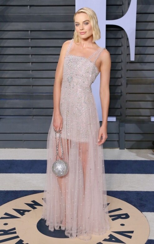Margot Robbie高訂造型Margot Robbie 2018年Vanity Fair Oscar Party 上那襲飾水鑽 Chanel 高訂晚禮服，讓她看起
