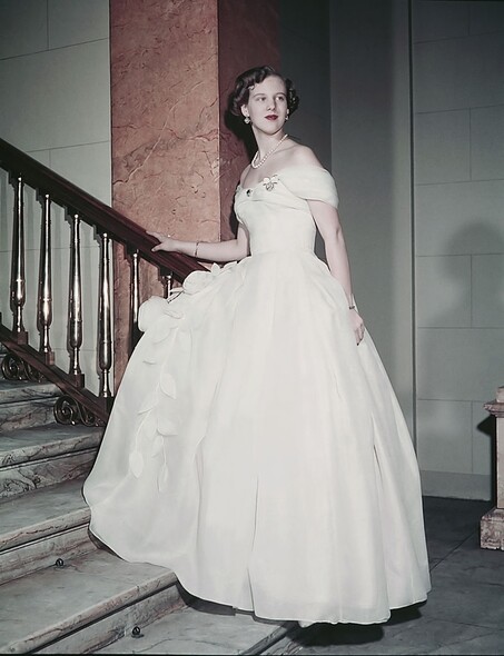 18歲生日的瑪格麗特二世穿上露肩白色晚裝，自信優雅。從小對藝術、歷史