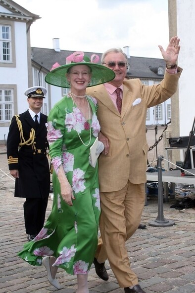 2007年，丹麥女王穿上粉紅大花綠色連身裙配上同款帽造型與丈夫一起出