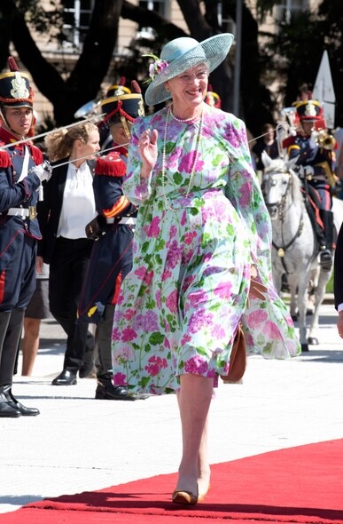 在云云打扮當中，奪目的花裙絕對是丹麥女王最愛，女王這身淺藍花裙造