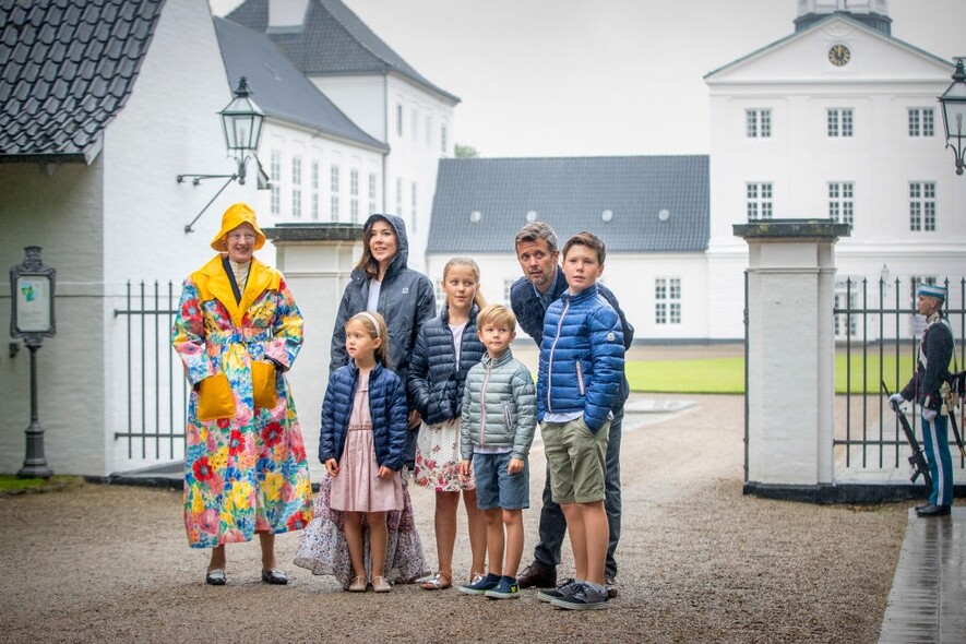 不過大部分丹麥國民跟王子一家一樣，都是穿得比較簡約單調，女王的鮮
