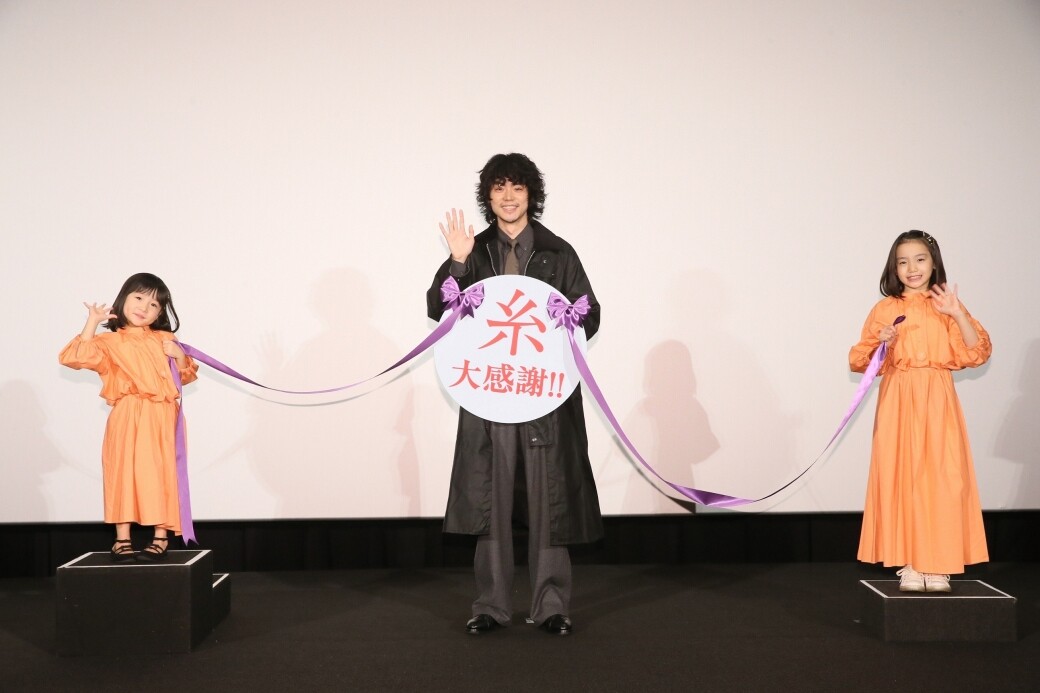 菅田将暉出席電影的公開場合，同樣以恤衫繫上領帶示人，不同的是外搭