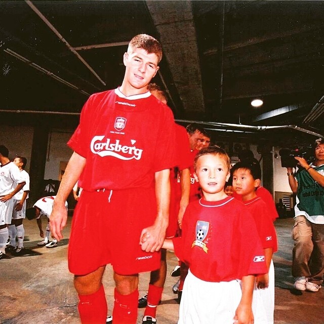 安永佳自小便開始接觸足球，2003年利物浦訪港，他有幸成為紅軍的幸運球