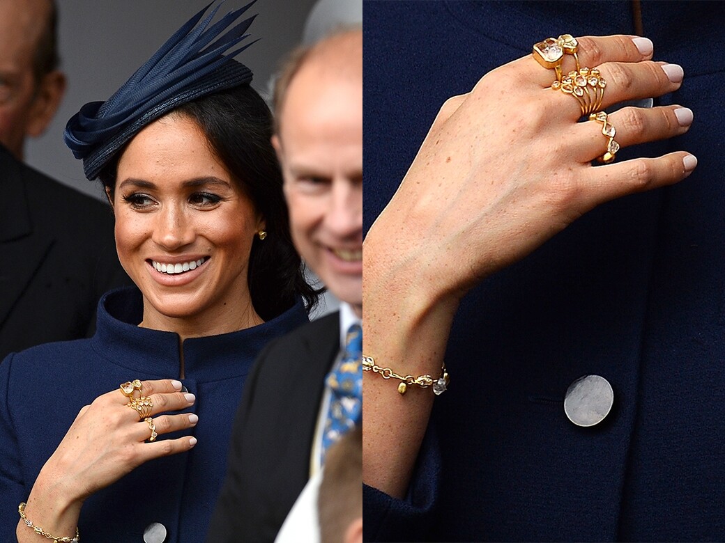 除了頸鏈和耳環外，梅根也有入手品牌的戒指。2018年參加Princess Eugenie的婚禮時，佩