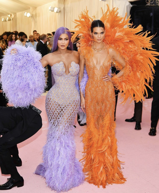 亮點當然不少得Kardashian家族的名媛成員Kylie Jenner與Kendall Jenner，設計何等出眾。