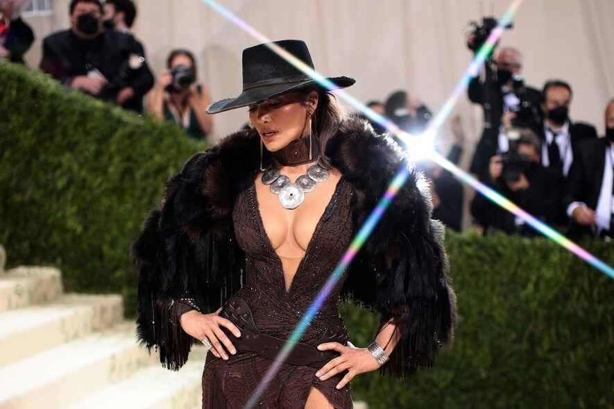 近來與Ben Affleck愛火重燃、狀態大勇的Jennifer Lopez一身Ralph Lauren牛仔裝現身最襯主題，熱