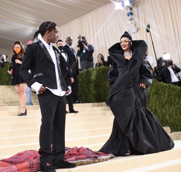 另一對熱戀中的情侶Rihanna與A$AP一同踏紅地毯，Rihanna身上的Balenciaga長袍神秘感十