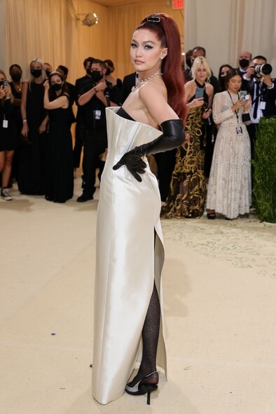 新手媽媽Gigi Hadid身穿象牙白Prada晚裝典雅又迷人，兩層式的晚裝設計獨特又