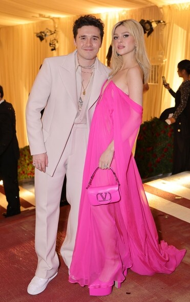 新婚燕爾的Nicola Peltz Beckham與Brooklyn Beckham齊齊登場，Nicola Peltz Beckham穿上Valentino高級訂製系列的桃紅