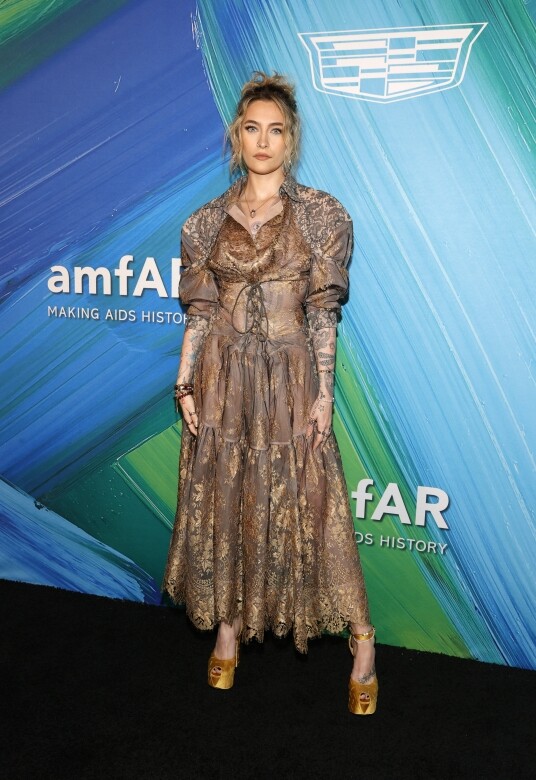 近年Paris Jackson在穿搭上喜歡走嬉皮風格，上月出席amFAR晚宴時穿上印花長裙，搭