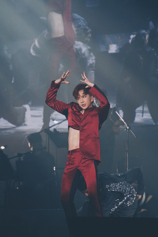 Anson Lo身穿Rickyywong 2021秋冬系列的鮮紅色西裝霸氣登場，壓台感十足。跳唱《24個比