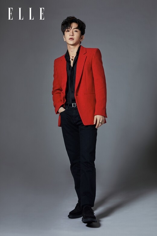 天生擁有模特兒般骨架的Anson，穿起極具復古風的紅拼黑色間條西裝外套