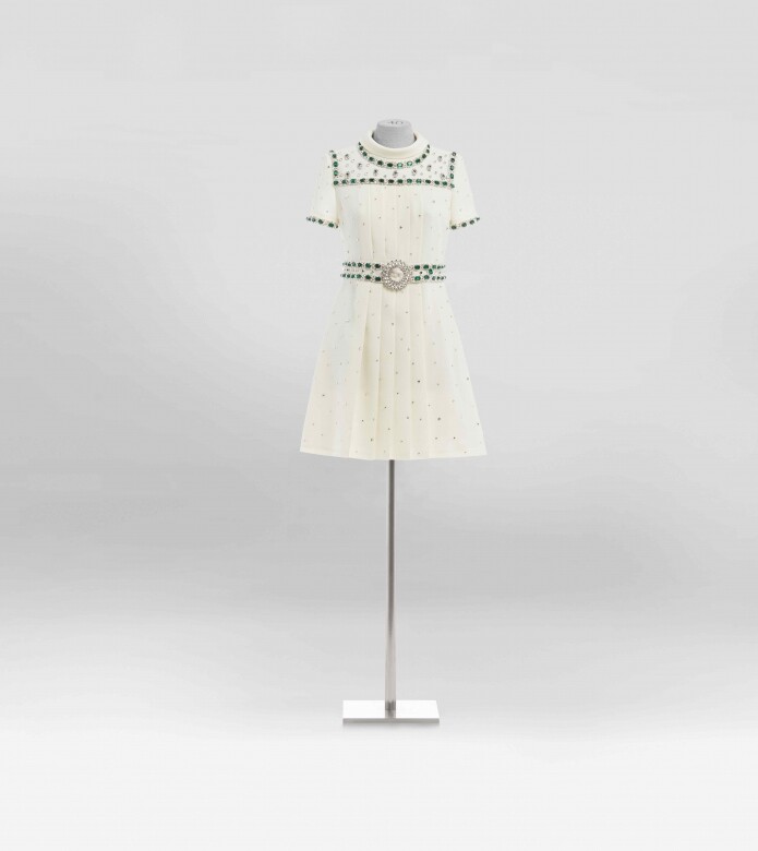 這件白色絲綢縐紗短腰帶連衣裙也均來自60年代，設計更置有翡翠綠色
