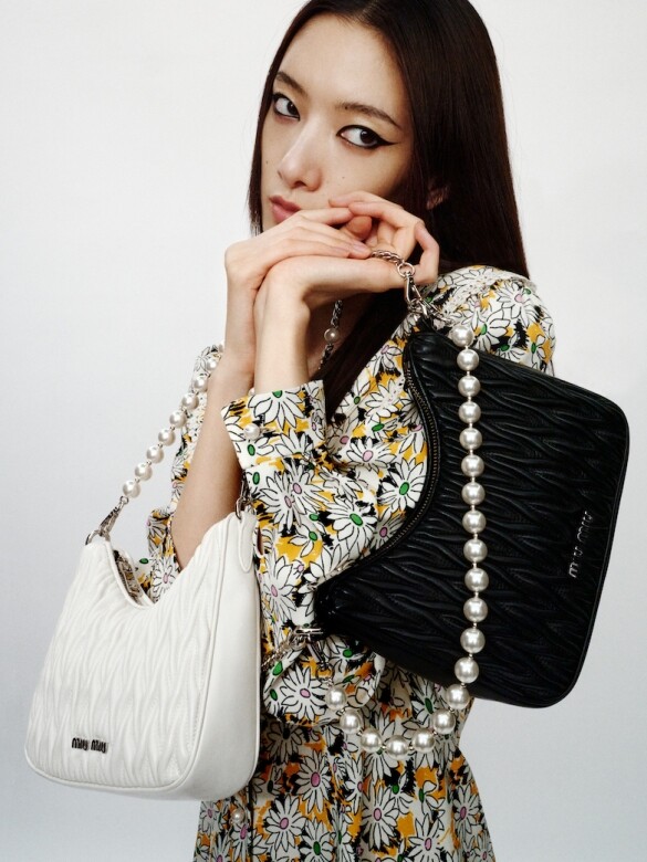 名模Cici手上這兩款一黑一白的單肩孤形輪廓手袋，配上仿珍珠裝飾的華
