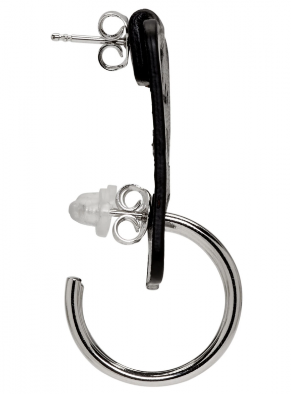 白色吊牌配上黃銅長形耳環；黑色吊牌則配上銀色圓身耳環。雖兩款設計