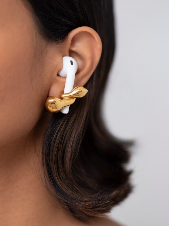 然而品牌全新推出的Pebble Pods耳環比以往設計更惹人注目！品牌指，設計希望