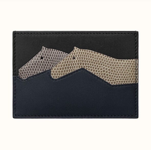 以不同紋理皮革拼貼製作的Hermès卡片套，擁有經典馬匹圖案作兩層間隔