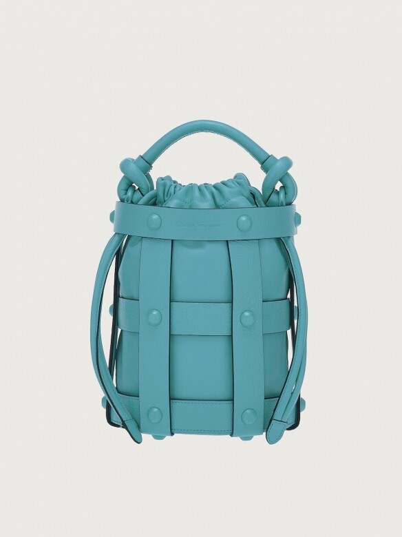 全新推出的 Ferragamo Cage Bag色彩繽紛、百搭多變。手袋採用圓桶形設計，糅合品牌傳