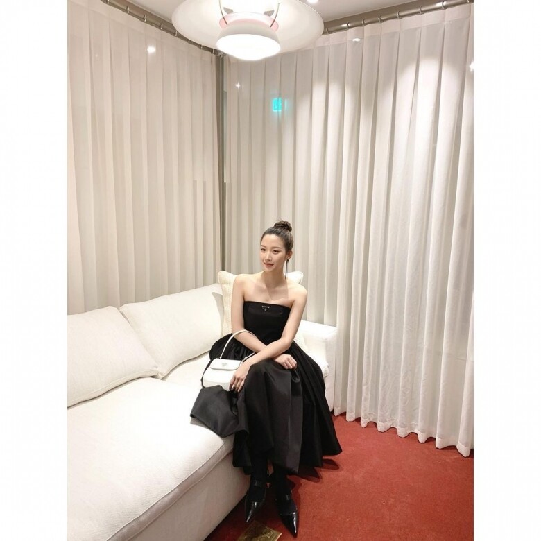 文佳煐在Prada活動上，穿上露肩長裙和尖頭皮鞋，時尚又高貴！Photo：https://www.instagram.com/p