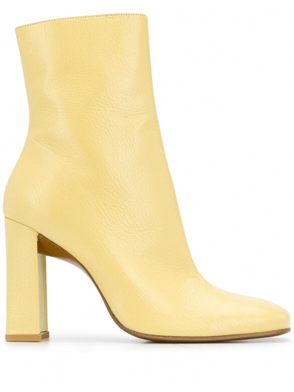 這款By Far的淺黃色高跟短靴為大地色系的秋冬穿搭添上一點色彩，成為
