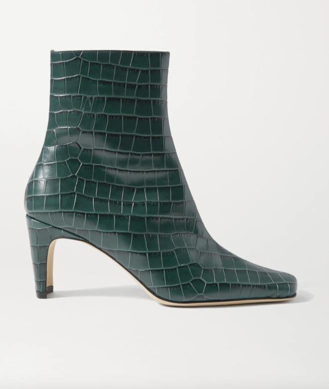 這款綠色鱷魚皮壓紋短靴充滿時尚個性，配搭黑白灰色系的服裝都很適