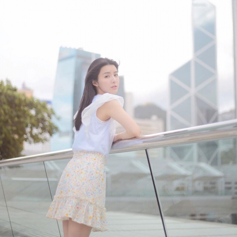 另一陳欣妍的仙氣造型，來自她的碎花裙穿搭。碎花裙很容易帶出穿著者