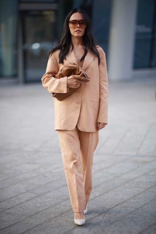 啡色也是非常易襯的大地色調，Evangelie Smyrniotaki以淡橙色套裝現身，整體感覺自然高