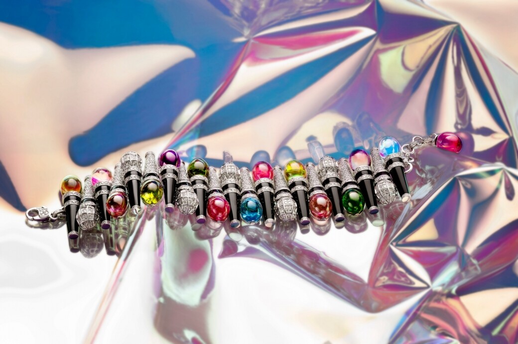 Pop Mics項鏈、手鏈和胸針以紫水晶、橄欖石、紅碧璽和海水藍寶經特殊切割，色