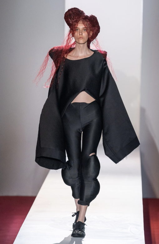 在系列中，模特兒穿上全黑設計來配襯這雙波鞋，拆開上衣、腫瘤褲子、波鞋