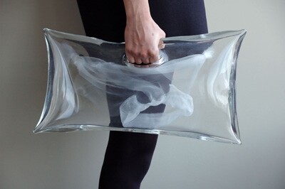 這個充滿美學感的透明玻璃袋「Glass Handbag」也是設計師的作品，已早創於2010年。