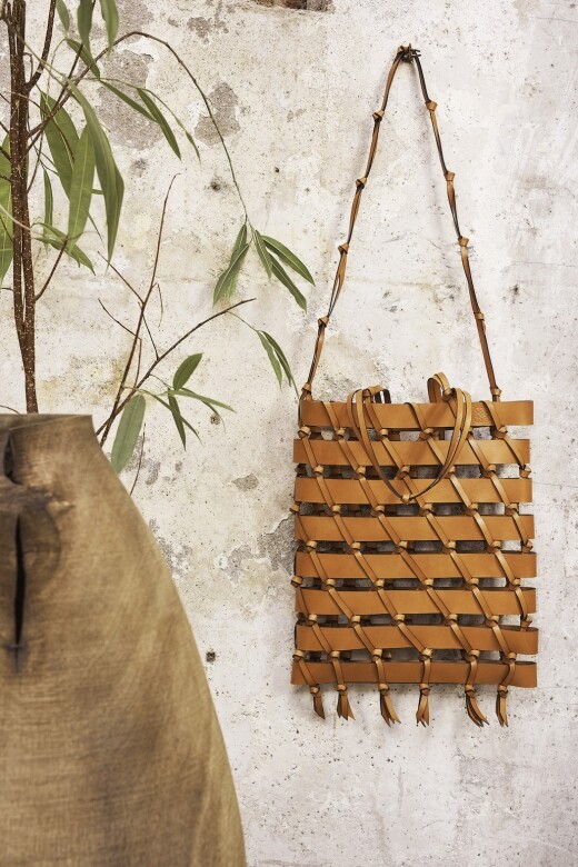 小牛皮編織成的tote bag，在藝術與實用間取得完美平衡。