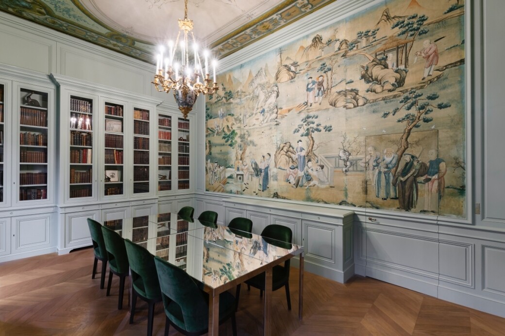 Maison Zuber全新出品的19世紀風格壁紙，為這間Salon注入了濃郁的歷史氣息。