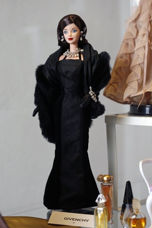 在Hubert De Givenchy的1956修復設計系列中，Barbie穿上一跳修腰黑色晚禮服