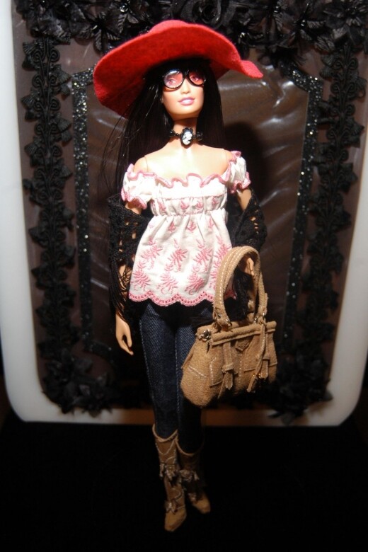 Boho Barbie穿上從頭到腳穿著Anna Sui的Barbie，展示著直捲2000年的波希米亞風潮。