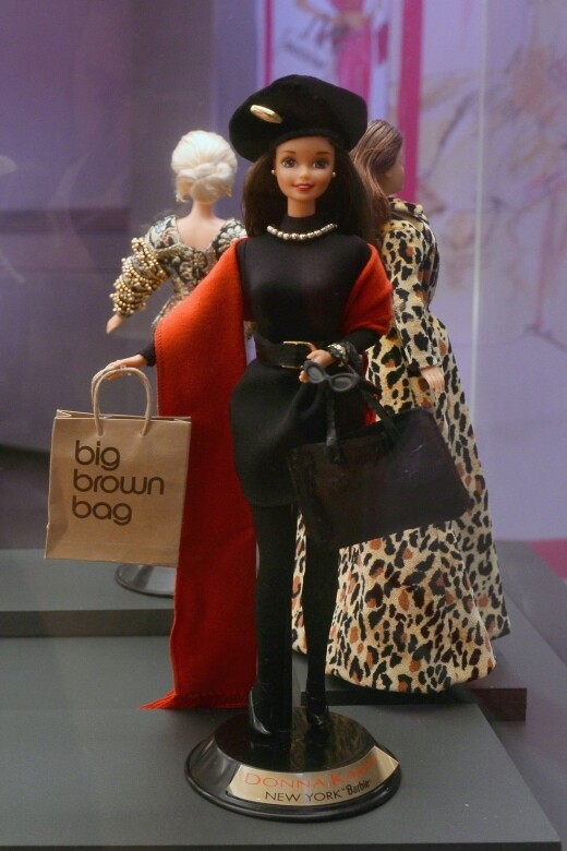 Donna Karan 與 Bloomingdales 曾與Barbie合作，打造出紐約女生的形象。手拿Bloomingdales 棕色袋，穿著黑色遵
