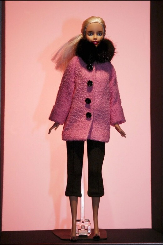 在Barbie的45週年紀念之際，Celine為Barbie穿上2005秋冬系列的粉紅斜紋軟呢外套