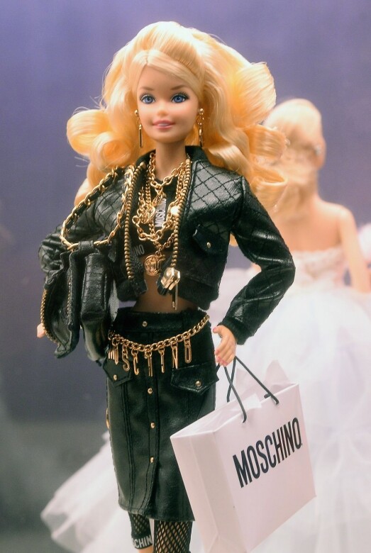 Moschino的創意總監Jeremy Scott 曾公開表示過自己對Barbie的熱愛。終於在2015年，品牌推出