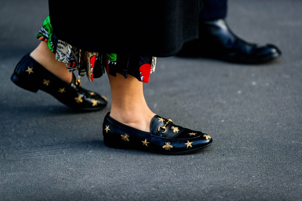 近年Gucci大熱圖案蜜峰與女士最愛的星星圖案，化成黑與白的皮鞋，簡約之