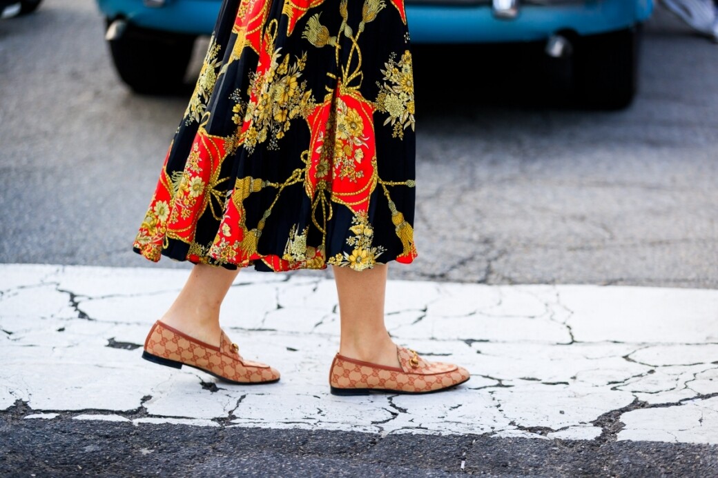 復古圖案的長裙展現古典美，Gucci亦有復古感重的鞋履款式，一瞬成絕配。