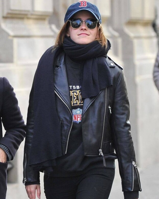 知名英國女演員Emma Watson，冬季往往總有件Mackage皮褸傍身，內襯一件衛衣便能搭