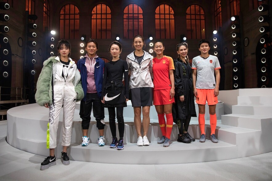 中國著名模特兒雎曉雯、中國女子足球員王霜、中國演員周冬雨、兩屆大滿