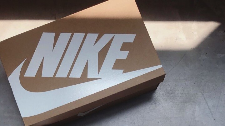鞋盒為了配合本次天然環保的主題，選用了原木色的紙盒。在不失 Nike 原本