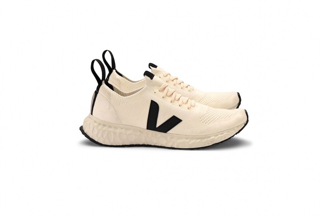 鞋身兩則同時保留了Veja經典的「大V」英文字標籤。