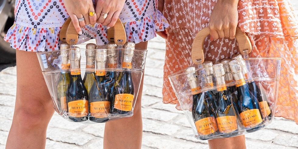 這款「透明香檳手袋」是由紐約服飾品牌Stickybaby與頂級香檳品牌Ruffino Prosecco的聯乘作